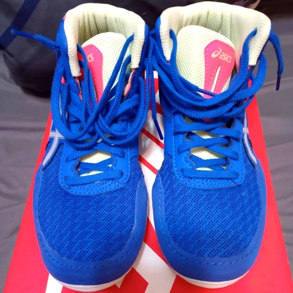 red white and blue asics wrestling shoes